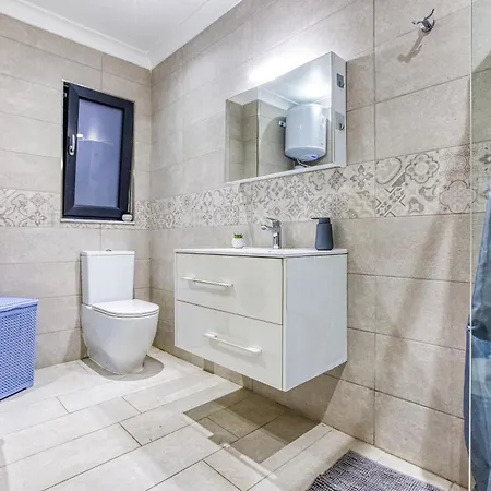 Contemporary 2-bedroom Escape Tal-Franciz