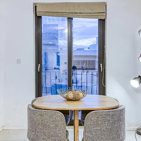 Apartment Contemporary 2-bedroom Escape